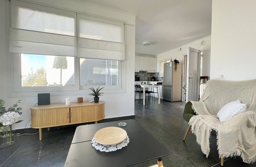 Filaki Villa | Villa Eleonas offers an unrestricted view of the sea and the surrounding area.