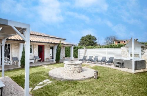 Ag. Georgios House | Villa Estia with Outdoor Hot Tub - Next to the Beach