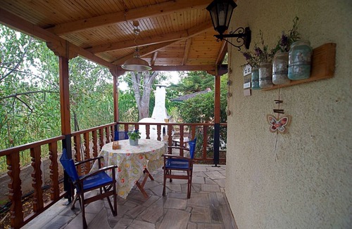 Kandia House | Villa Helios is a country house in a very quiet area, 200 meters from the sea.