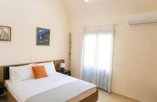 Kamari House | Villa Kirina Private Traditional House