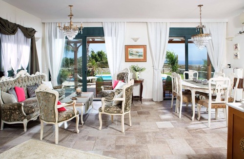 Old Hersonissos House | Villa "Pandora Piskopiano" with pool and garden