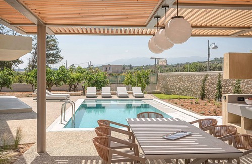 Maleme House | "Villa Portokalea", direkt am Meer by Interhome