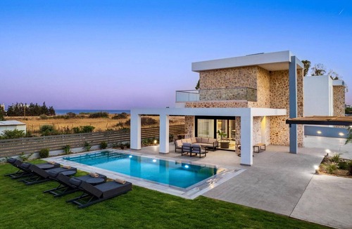 Gennadi Villa | Villa Terra Magna Alba by Villa Plus