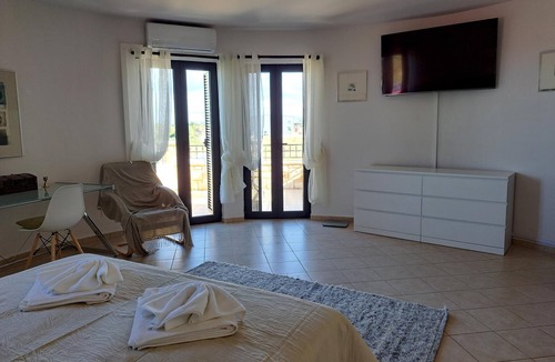 Skotino House | Villa with private pool and sweeping views of the sea near Chersonissos.