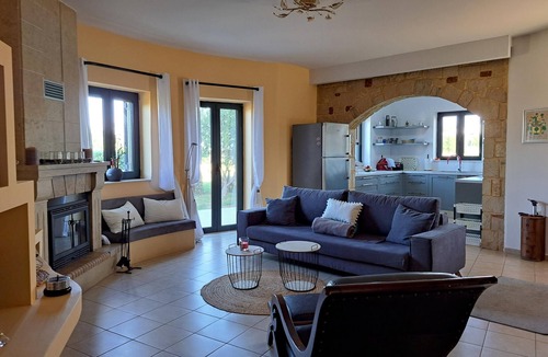 Skotino House | Villa with private pool and sweeping views of the sea near Chersonissos.