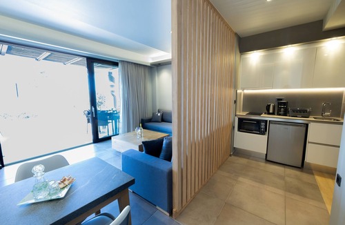 Kato Stalos Apartment | Villy Luxury Home by the Sea 2