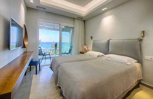 Agios Georgios Pagon Apartment | Vistonia Studio 6 - right on the beach with sea views