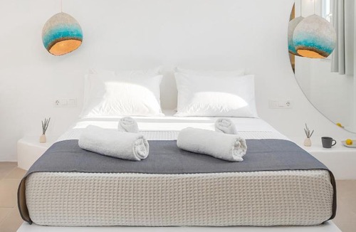 Kamari Hotel | VOCA HOTEL & SUITES