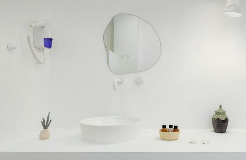 Kamari Hotel | VOCA HOTEL & SUITES