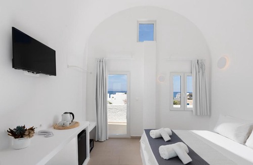 Kamari Hotel | VOCA HOTEL & SUITES