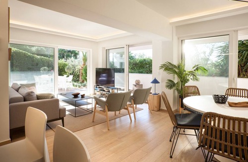 Vouliagmeni Condo | Vouliagmeni Beach Stylish house private garden