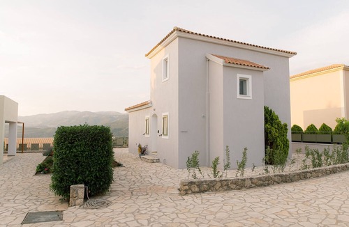 Lakithra Villa | VR Villa Emelia - 2 bed 2 bath Villa with shared pool