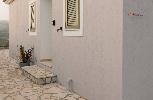 Lakithra Villa | VR Villa Emelia - 2 bed 2 bath Villa with shared pool