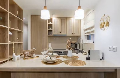 Vouliagmeni Apartment | Walk to Oceanman Athens -Vouliagmeni Square Resort