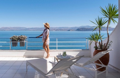 Kiveri Apartment | Waterfront loft apartment with sea view blacony