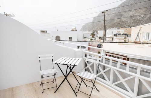 Kamari Apartment | White wave studio 2 Santorini