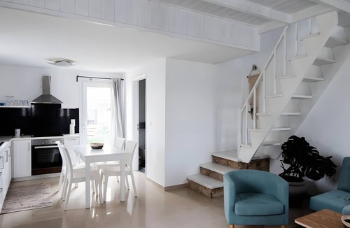 Kamari Apartment | White Wave Villa Santorini