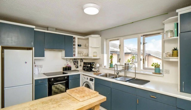 3 bed central location and private access to entire property. in Edinburgh