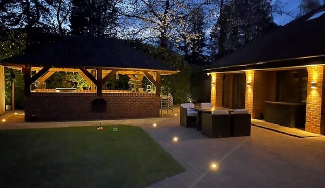 A Warm Welcoming Cosy Bungalow, 10 mins to Windsor in Slough