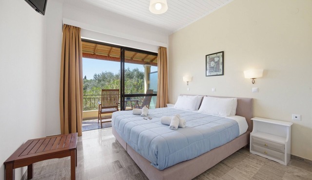 Alexandra Apartment 13 with Private Balcony & Wi-Fi