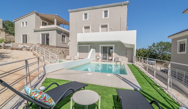 Apartment 'White Shale Lux Suite' with Balcony and Wi-Fi