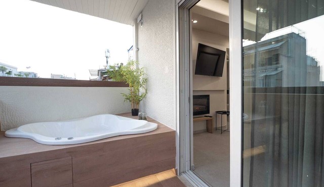 Apt with Bathtub-Acropolis view!, Apartment