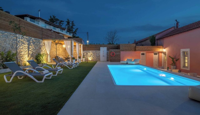 Arhontiko Arhanes Eleni Suite - Getaway with Pool