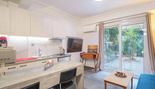 Athens 4U Sweet Urban Retreat in Pagrati by Metro w/fast WiFi near sights