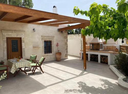 Avli House Vori