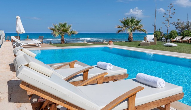 Beachfront 5 bedroom villa with a heated pool in Hersonissos