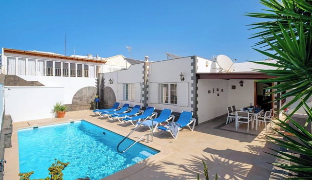 Beachside Villa "Muñoz" with Heated Pool, Air Conditioning & Wi-Fi in Puerto del Carmen