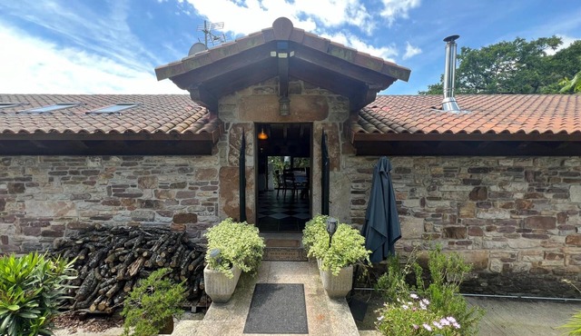 Beautiful Basque cottage for 12 with large grounds and hiking in Elgorriaga in Elgorriaga