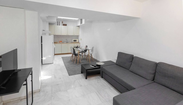 BES 1 - Spacious Modern 2-bed Apt by GHH in Kesariani
