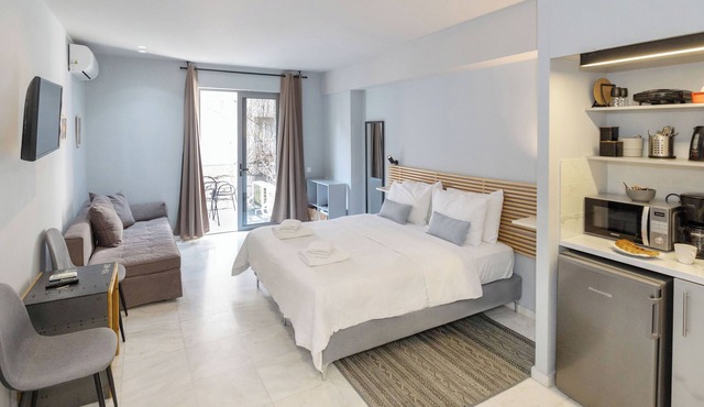 BES 9-Spacious Modern Studio with Balcony by GHH