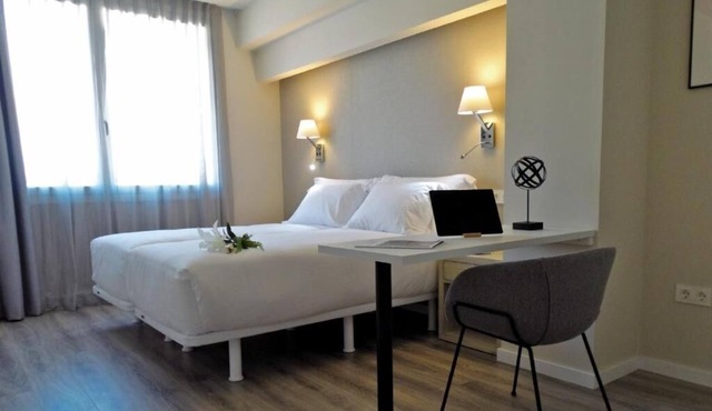 Bilbao Riverside Gem: 4 Family-friendly Units Near Zubizuri Bridge & Cen in Bilbao