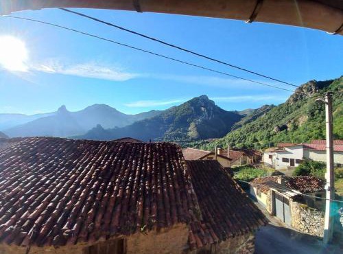 Casa rústica en Dobres con vistas a la montaña in Dobres