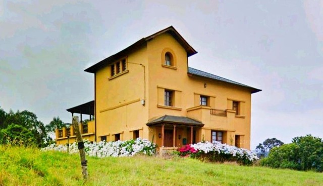Casona rural en la costa asturiana in Querúas