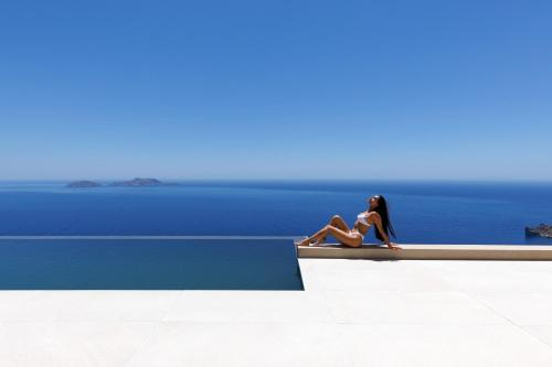 Celestia Cove, Earthy Architecture Meets Endless Blue by etouri