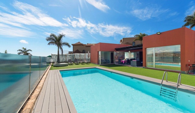 Chalet in Maspalomas with Heated Pool in San Bartolomé de Tirajana