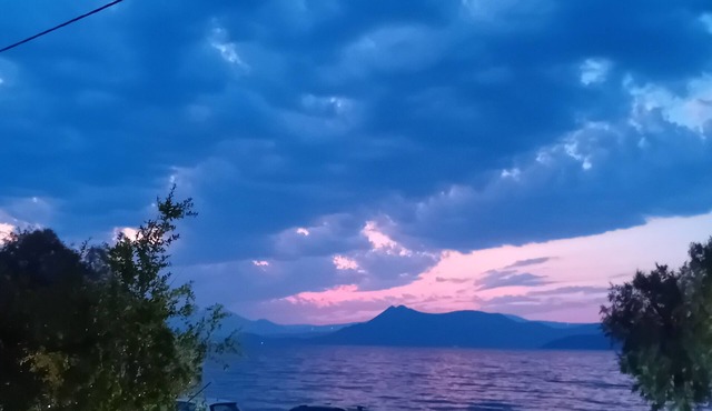 Charming 2-bedroom cottage with WiFi, AC in welcoming Kato Alepochori