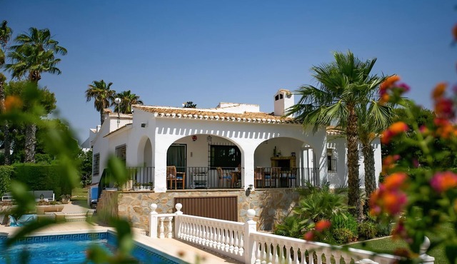 Classic spacious villa with swimming pool at 100 m from the beach, sea view. in Orihuela