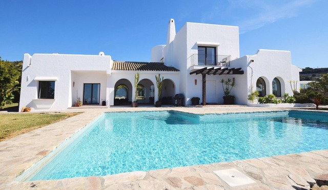 Comfortable villa in Cala de los Alemanes, Mediterranean style. in Tarifa