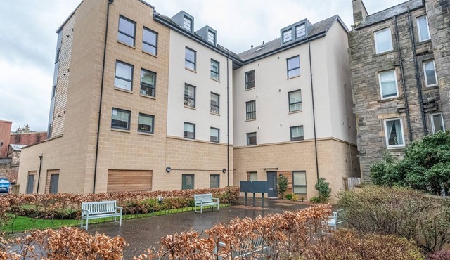 Cosy Modern Flat - Pass the Keys in Edinburgh