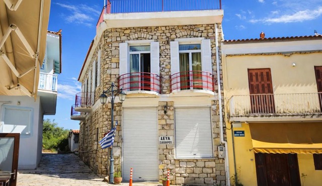 Cozy Traditional Stone House - 8 Min to Sandy Beach - Free Parking