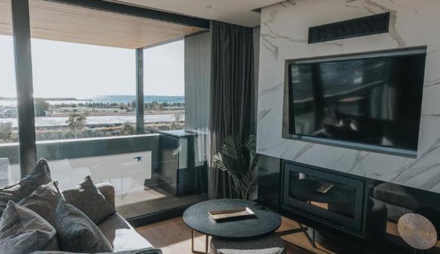 Earth Boutique Apartments next to Stavros Niarchos