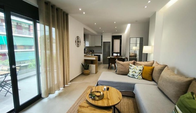 Floral Home 2 - 1st floor apt with private parking!