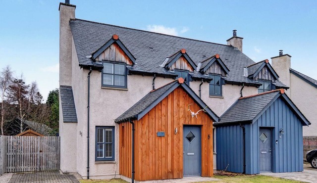Glenmore Lodge | Luxury Braemar Highland Retreat | Walk to Village | Sleeps 6 in Braemar
