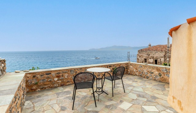 Goulas Guesthouse with Sea View, Wi-Fi, and Air Conditioning
