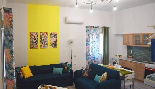 Pirgos Colorful Studio, Sleeps 2, Parking WiFi Ac