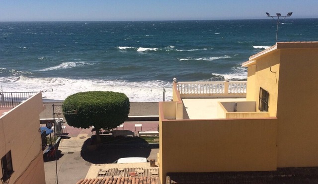 House a few steps from the sand, with views in La Cala del Moral